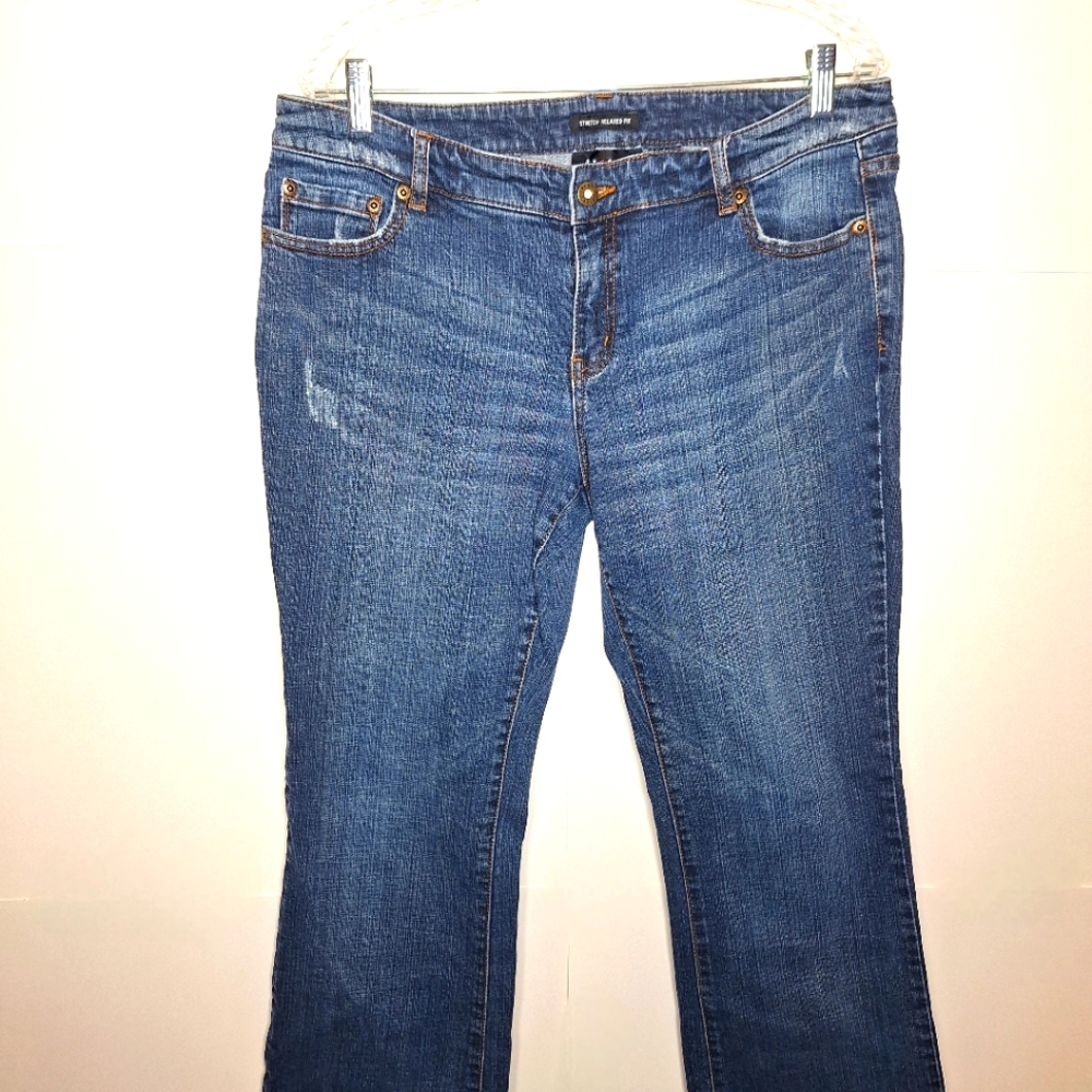 Axcess Jeans medium wash stretch relaxed fit boot cut jeans size 14.